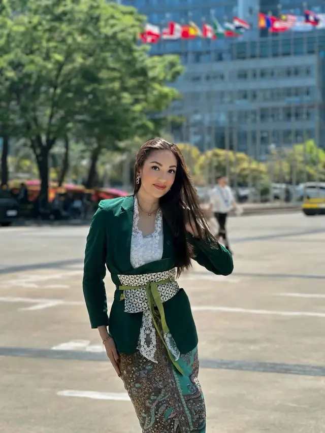 Gaya Ghina Raihanah saat Pakai Kebaya (Foto: Instagram @ghinarai)