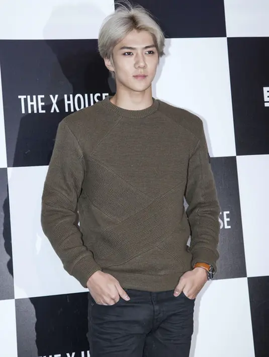 Warna rambut yang jadi favorit para penggemar EXO, saat Sehun tampil dengan rambut sedikit panjang berwarna silver ini. Sehun menjajal gaya rambut tersebut saat tengah mempromosikan album repackage bertajuk 'Love Me Right' (Liputan6.com/Kapanlagi)