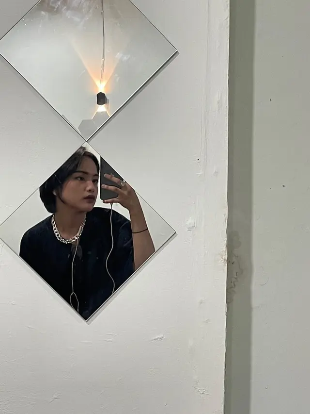 Gaya Jeje Slebew saat Mirror Selfie Ini Curi Perhatian, Kece