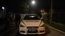 Mobil polisi terparkir di jalan menuju rumah mantan Perdana Menteri Malaysia, Najib Razak di Kuala Lumpur, Rabu (16/5). Polisi melakukan penggeledahan terkait dugaan pencucian uang di kediaman Najib usai Salat Tarawih. (AFP/Mohd RASFAN)
