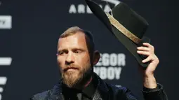 Donald "Cowboy" Cerrone saat konferensi pers untuk pertarungan seni bela diri campuran UFC 246 melawan Conor McGregor di Las Vegas (15/1/2020). Keduanya dijadwalkan bertarung dalam pertarungan kelas welter pada Minggu (19/1) siang WIB. (AP Photo/John Locher)