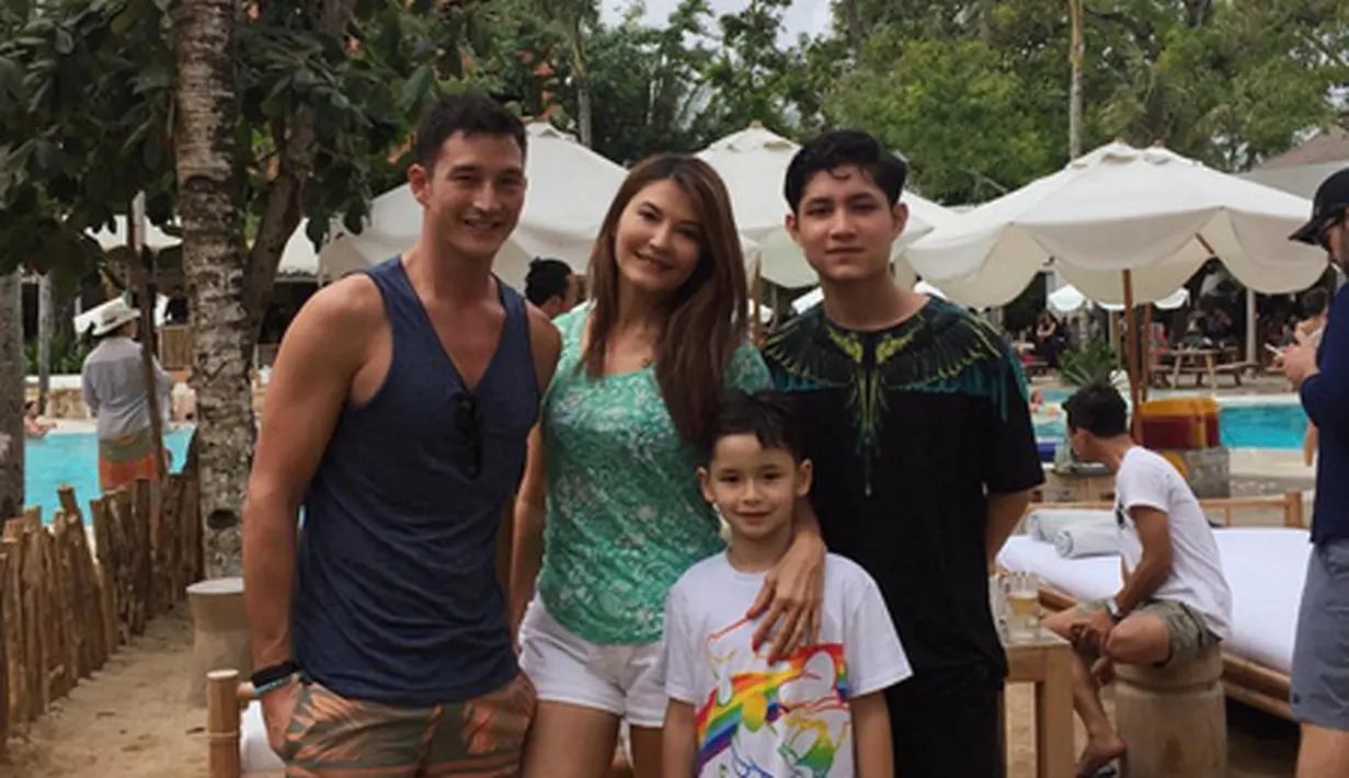 Belum lama ini Mike Lewis liburan di Bali bersama mantan istri, Tamara Bleszynski dan buah hatinya, Kenzo. Bahkan, liburan ini menurut Mike lebih spesial lantaran ada Kenzo dan Teuku Rasya (anak Tamara dengan Rafly). (Instagram/tamarableszynskiofficial)