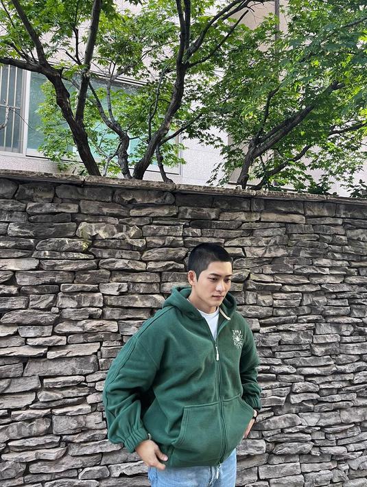 <p>Sehari sebelum berangkat wamil, Kang tae Oh mengunggah foto dengan kepala plontos. Dia siap menjalani tugas kemiliteran. (Foto: Instagram/ kto940620)</p>