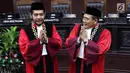 Ketua Mahkamah Konstitusi (MK) terpilih Anwar Usman (kiri) dan Wakil Ketua terpilih Aswanto usai acara pengucapan sumpah jabatan Ketua dan Wakil Ketua MK di gedung MK, Jakarta, Senin (2/4). (Liputan6.com/Immanuel Antonius)