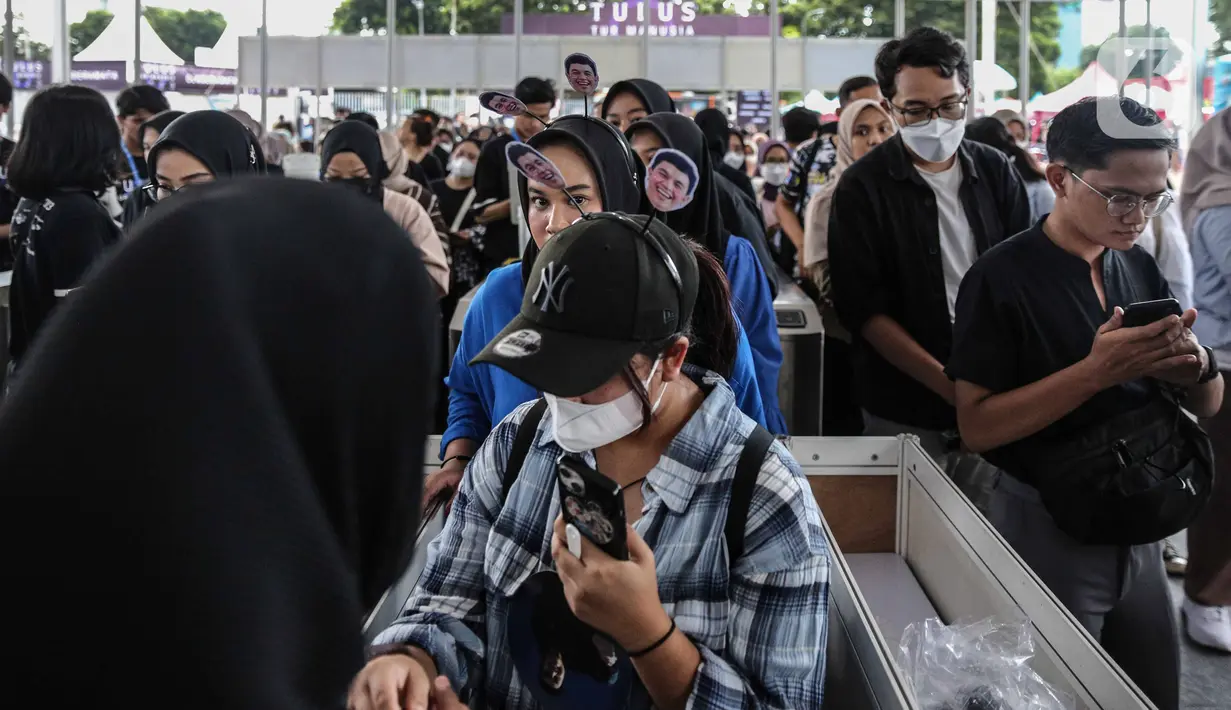 Antusias penonton Konser Tulus dalam  konser yang tajuk “Tulus Tur Manusia 2023" di Jakarta, Jumat (3/3/2023). setelah melewati 10 kota dengan Medan sebagai kota pertama “Tulus Tur Manusia 2023” yang diadakan 1 Februari 2023 lalu, Jakarta menjadi penutup rangkaian manis ini dengan konser yang diadakan pada 3 Maret 2023 di JIEXPO Kemayoran Jakarta. (Liputan6.com/Faizal Fanani)