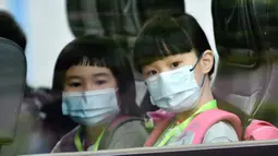Para murid berangkat menggunakan bus sekolah di Tsuen Wan, Hong Kong, China pada 29 September 2020. Semua murid kembali bersekolah dalam pengaturan dua tahap setelah pembelajaran tatap muka pertama kali dilangsungkan sekitar sepekan yang lalu untuk kelas-kelas tertentu. (Xinhua/Lo Ping Fai)