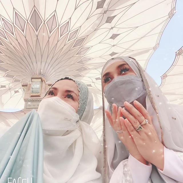 Paramitha Rusady menjalankan ibadah umrah (Foto: Instagram @paramitha118real)