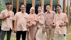 Di hari perayaan Idulfitri, Glenca Chysara membagikan potret kehangatan keluarganya. Ada ayah, ibu serta kedua adik laki-lakinya. Tak ketinggalan, Rendi Jhon sebagai suami Glenca juga ada di tengah-tengah mereka. Satu keluarga ini tampil kompak dengan outfit seragam yang menawan. (Liputan6.com/IG/@glencachysaraofficial)