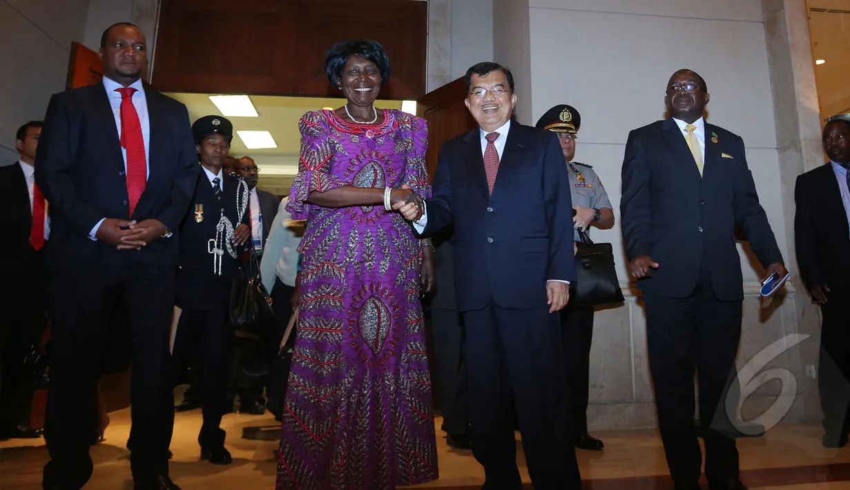Wakil Presiden Zambia Inonge Wina (kiri) mengaku ingin banyak belajar dari Indonesia, JCC Jakarta, Selasa (21/4/2015). JK bersalaman dengan Wina usai mengadakan pertemuan bilateral.(Liputan6.com/Herman Zakharia)