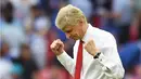 Pelatih Arsenal, Arsene Wenger, melakukan selebrasi usai memastikan juara Piala FA dengan mengalahkan Chelsea di Stadion Wembley, Sabtu (27/5/2017). Arsenal menang 2-1. (EPA/Andy Rain)
