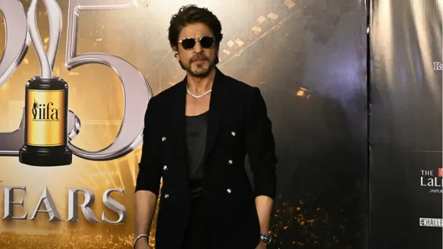 Shah Rukh Khan Sudah Tiba di New York Jelang Debut di Met Gala 2025, Bakal Pakai Baju Apa?  (Money SHARMA / AFP)