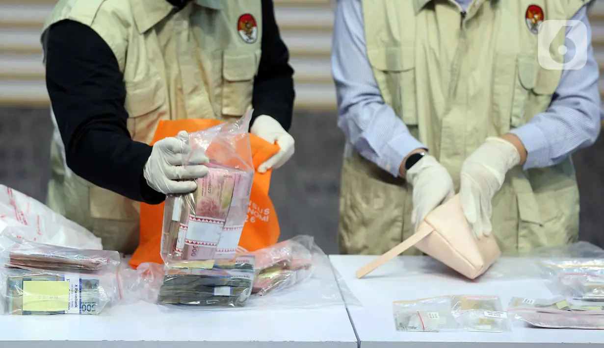 Diketahui, kasus ini bermula pada Juni 2025, di mana Ardito Wijaya selaku Bupati Lampung Tengah diduga mematok komisi atau fee sebesar 15-20 persen dari sejumlah proyek di Pemkab Lampung Tengah. Tampak dalam foto, petugas memperlihatkan barang bukti penangkapan Bupati Lampung Tengah, Ardito Wijaya, di Gedung Merah Putih Komisi Pemberantasan Korupsi (KPK), Jakarta, Kamis (11/12/2025). (Liputan6.com/Helmi Fithriansyah)