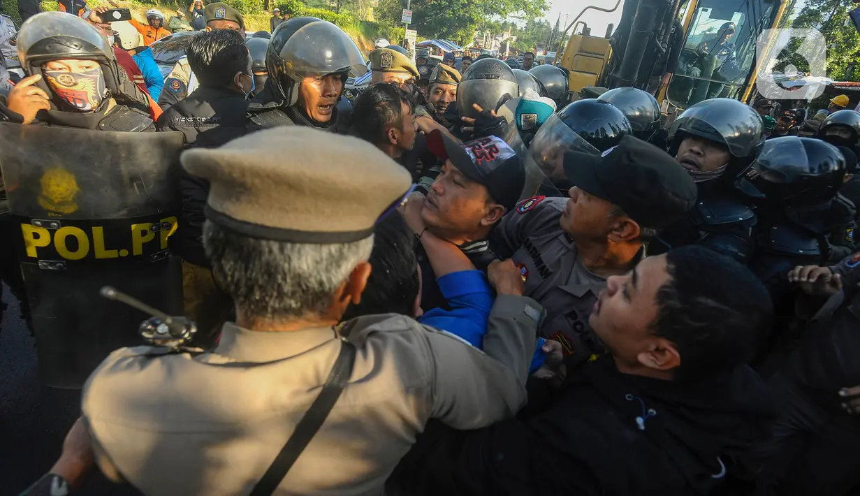 Penertiban juga bertujuan untuk meminimalisir kemacetan dan mencegah sampah liar menumpuk di sembarang tempat sehingga memicu banjir serta pencemaran lingkungan. (merdeka.com/Arie Basuki)