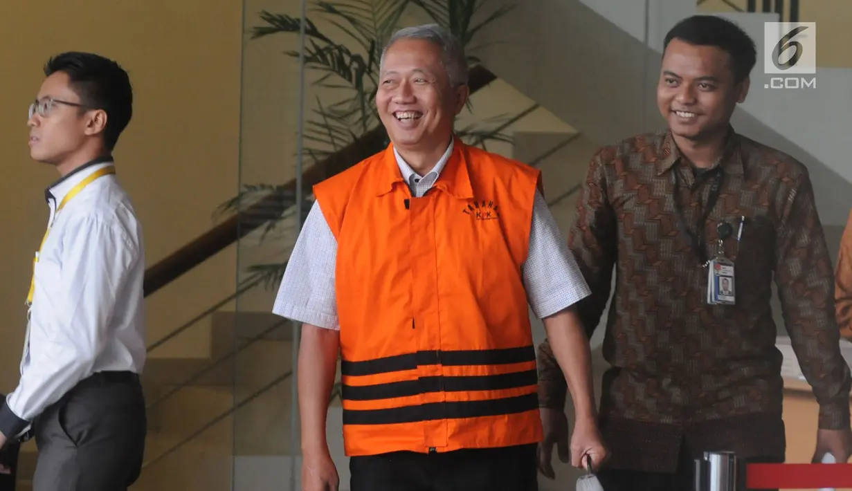Senyum terdakwa mantan Dirjen Hubla Kemenhub Antonius Tonny Budiono usai diperiksa KPK, Jakarta, Jumat (20/4). Antonius diperiksa terkait suap tender izin proyek di Direktorat Perhubungan Laut di Pelabuhan Tanjung Mas Semarang. (Merdeka.com/Dwi Narwoko)