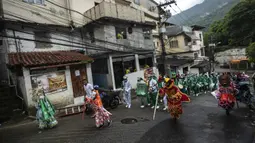 Anggota rombongan Bright Star of Bethlehem berparade saat perayaan Epiphany atau Hari Tiga Raja di daerah kumuh Morro do Borel, Rio de Janeiro, Brasil, 6 Januari 2022. Epiphany adalah sebuah hari raya keagamaan dalam sejumlah denominasi gereja Kristen pada tanggal 6 Januari. (AP Photo/Bruna Prado)