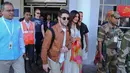 Aktris India Priyanka Chopra (kanan) dan musisi AS Nick Jonas (kiri) tiba di Jodhpur, Rajasthan, India, Kamis (29/11). Pernikahan Chopra dan Nick akan berlangsung di Istana Umaid Bhawan Taj Palace, Jodhpur. (AP Photo/Sunil Verma)
