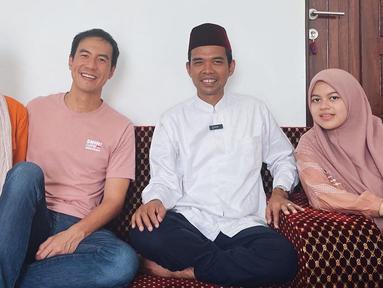 Melalui akun Instagram pribadinya, Daniel Mananta bersama sang istri terlihat berkunjung ke kediaman Ustaz Abdul Somad. Kebersamaan kedua pasang selebriti ini pun langsung mencuri perhatian banyak netizen. (Liputan6.com/IG/@vjdaniel)