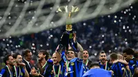 Ini merupakan raihan gelar Serie A untuk ke 20 kalinya dalam sejarah Inter, yang berarti bintang emas kedua berhak dipakai di jersey pada musim berikutnya. (Marco BERTORELLO / AFP)