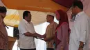 Mendag Rachmat Gobel saat menyerahkan Kartu Identitas Pengguna Tempat Usaha (KIPTU), KUR dan Kupedes kepada pedagang Pasar Meruya Ilir, Jakarta, Selasa (25/11/2014). (Liputan6.com/Herman Zakharia)