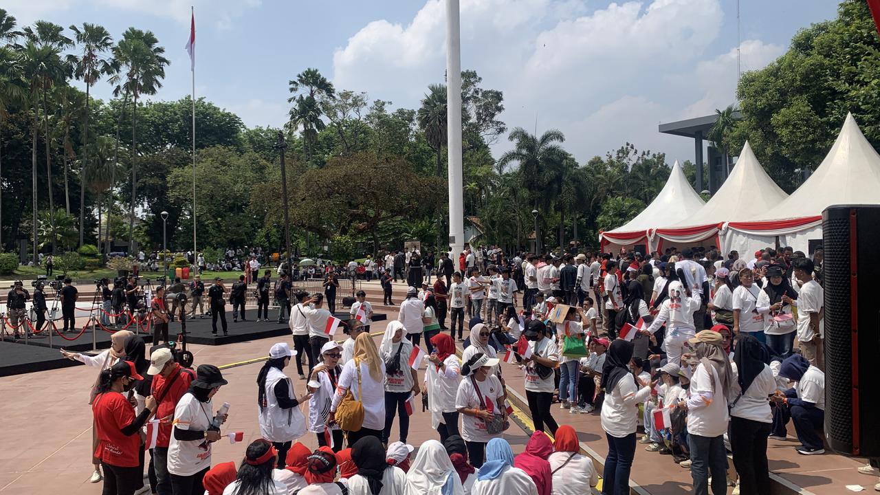 Relawan pendukung paslon Ganjar Pranowo dan Mahfud Md mulai memenuhi lapangan Tugu Proklamasi, Jakarta Pusat, jelang pendaftaran ke KPU (Liputan6.com/Delvira Hutabarat)
