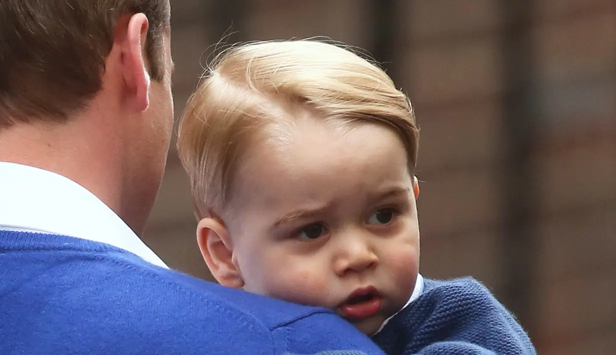 Wajah Pangeran George terlihat begitu menggemaskan saat diajak sang ayah, Pangeran William, untuk menjenguk adiknya di RS St Mary, London, Sabtu (2/5/2015). George pertamakalinya diajak bertemu adik kecilnya yang baru lahir. (REUTERS/Suzanne Plunkett)
