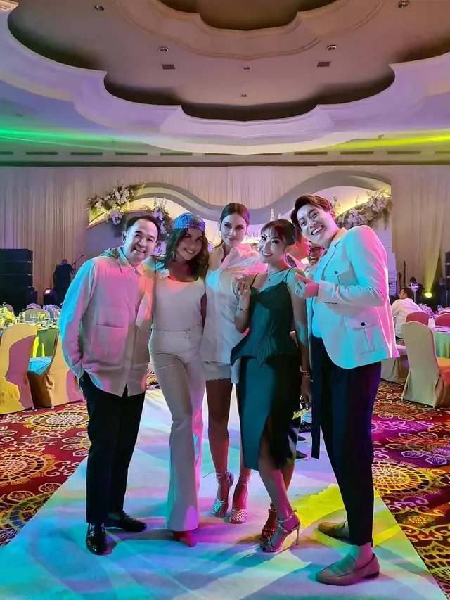 Potret Kompak Ayu Dewi dan Regi Datau Rayakan 10 Tahun Pernikahan, Mulai Kenakan Gaun Klasik hingga Adat Jawa