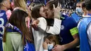 Kapten Chelsea, Cesar Azpilicueta, mencium istrinya, Adriana, saat perayaan gelar juara Liga Champions di Stadion Dragao, Porto, Minggu (30/5/2021). Chelsea menang 1-0 atas City. (Pierre Philippe Marcou/Pool via AP)