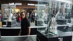 Legenda sepak bola Juventus Edgar Davids melihat-lihat trofi yang dipamerkan saat pembukaan Juventus Village di Lippo Mall Kemang, Jakarta Selatan, Jumat (27/1/2023). Juventus Village yang dibuka pada 27-29 Januari 2023 bakal memanjakan fans dengan beragam acara seperti meet and greet dengan Edgar Davids, pameran trofi dan replika ruang ganti hingga game-game menarik. (Liputan6.com/Faizal Fanani)