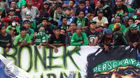 Sejumlah suporter Persebaya Utd berada tribun Utara Stadion Si Jalak Harupat, Bandung, Minggu (9/6/2015). Kedatangan suporter untuk menyaksikan laga Persib melawan Persebaya Utd di lanjutan Grup A Piala Presiden 2015. (Liputan6.com/Helmi Fithriansyah) 