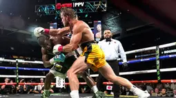 Pada awal pertandingan, Logan Paul lebih agresif dibanding Mayweather. Namun pukulannya terlalu lemah dan tak menggoyahkan mantan petinju yang pensiun pada 2015 ini. Di sisi lain, Mayweather lebih banyak bertahan, menghindar, dan menunggu momen untuk melesatkan pukulan. (Foto: AP/Lynne Sladky)