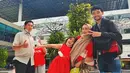 Potret bahagia kakak kandung penyanyi dangdut Fitri Carlina itu saat ketemu sang buah hati. Tidak hanya menjemput sendiri, tapi juga bersama dua anak dan sang suami tercinta, Indra Mukti. [Instagram/ninicarlina_real]
