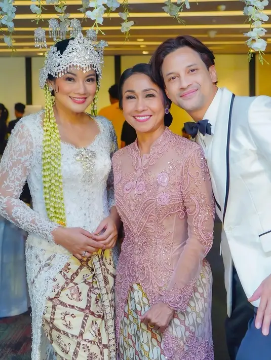Dalam balutan kebaya Sunda, Titi Kamal tampil layaknya masih gadis [@titi_kamall]