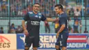 Striker seleksi Arema asal Australia, Gustavo Giron (kanan), akrab dengan Cristian Gonzales dalam laga uji coba melawan Persija di Stadion Kanjuruhan, Malang, Sabtu, (16/4/2016). (Bola.com/Iwan Setiawan)