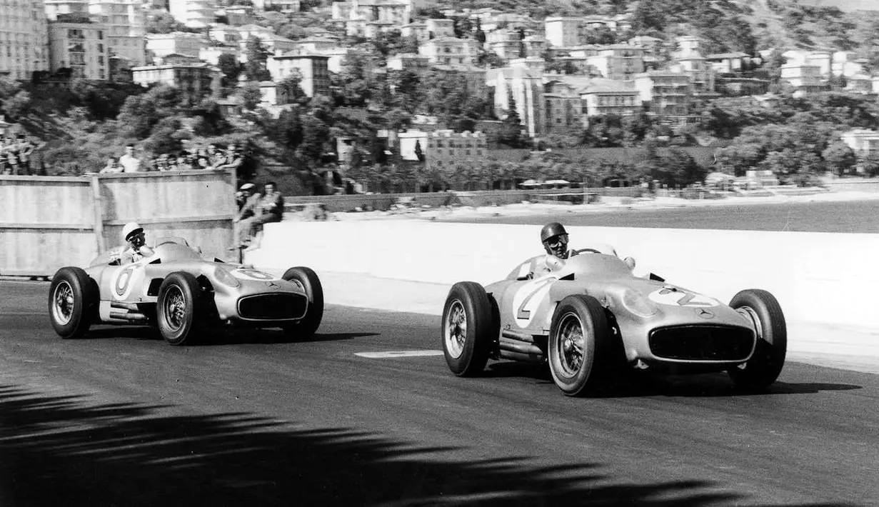 1950-1959: Formula 1 pertama kali diselenggarakan pada 1950 di sirkuit Silverstone, Inggris dengan menggunakan rute jalan raya. Awalnya, balapan ini dinamai British Grand Prix. Tiga tim yang mendominasi adalah tim-tim asal Inggris seperti BRM, Connaught, dan Nigel Norman Racing. Pembalap legendaris dari era ini antara lain Nino Farina, Juan Manuel Fangio, Peter Collins, dan Luigi Fagioli. Mobilnya menggunakan konfigurasi roda terbuka, mesin depan, serta pengemudi di belakang mesinnya. (Foto: Mercedes W196/Source: goodwood.com)