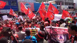Ratusan Persipura Mania kompak mengenakan busana serba merah saat aksi damai di halaman Kantor DPR Papua, Selasa (26/5/2015). Aksi ini sempat membuat kemacetan panjang. (Liputan6.com / Katharina Janur)