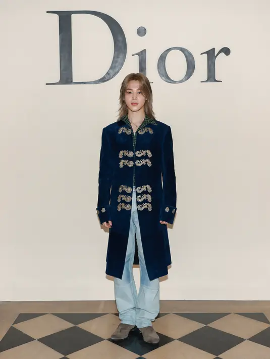 Jimin BTS tampil mencolok dengan siluet tailoring khas Dior. Dipadu dengan jeans dan suede boots [Dior]