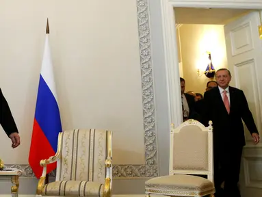 Presiden Rusia, Vladimir Putin (kiri) menyambut kedatangan Presiden Turki, Tayyip Erdogan saat menggelar pertemuan di St. Petersburg, Rusia, (9/8). Pertemuan ini digelar untuk menata ulang hubungan kedua negara. (REUTERS/Sergei Karpukhin)