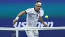 Petenis Swiss, Roger Federer melakukan pukulan ke arah lawannya, Damir Dzumhur dari Bosnia pada babak kedua AS Terbuka 2019 di Arthur Ashe Stadium, Rabu (28/8/2019). Sempat kewalahan di awal set, petenis unggulan ketiga dunia itu akhirnya menang 3-6, 6-2, 6-3, 6-4. (AP/Eduardo Munoz Alvarez)