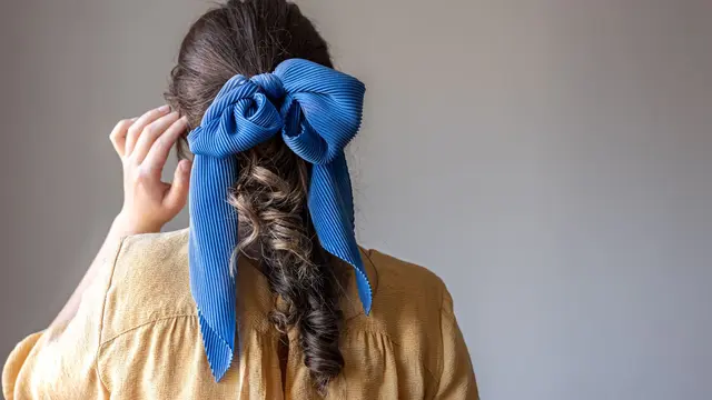 Tips Aplikasi Gaya Rambut Low Twisted Ponytail dengan Soft Curls yang Tahan Lama untuk Tampilan Elegan Seharian