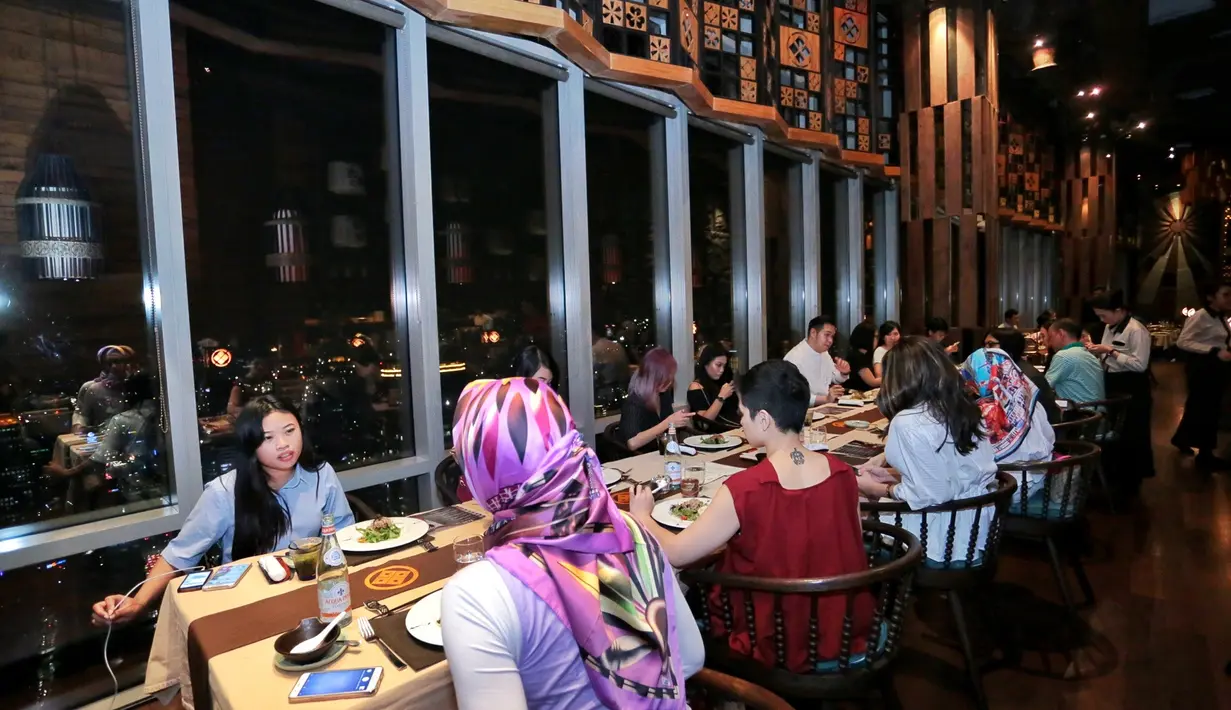 Meski sibuk di dunia hiburan, Luna Maya juga terjun langsung dalam mengurus bisnisnya. Luna juga tidak mau setengah-setengah dalam menjalankan bisnisnya. Bahkan, ia terjun langsung demi kepuasan pelanggannya. (Adrian Putra/Bintang.com)