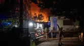 Petugas pemadam kebakaran berusaha memadamkan api yang membakar hutan di Ribeira de Fraguas, Albergaria-a-Velha di Aveiro, Portugal pada tanggal 16 September 2024. (Patricia DE MELO MOREIRA/AFP)