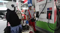 Petugas mengisi Bahan Bakar Minyak (BBM) kedalam tangki kendaraan roda dua di SPBU, Jakarta, Sabtu (5/1/2019). PT Pertamina (Persero) akhirnya menurunkan harga BBM Pertamax Cs per- Sabtu (5/1) pukul 00;00 WIB. (Liputan6.com/Angga Yuniar)