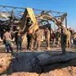 Tentara AS berdiri di lokasi pemboman Iran di pangkalan udara Ain al-Asad, Anbar, Irak, Senin (13/1/2020). Iran menghujani pangkalan militer AS tersebut dengan rudal sebagai balasan atas kematian Jenderal Qasem Soleimani. (AP Photo/Qassim Abdul-Zahra)