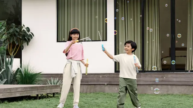 Anak-anak bermain di taman