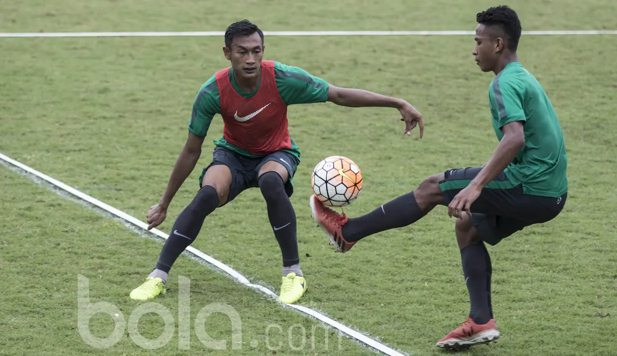Bek Barito Putera, Hansamu Yama, mengamati gerakan bek Persipura, Osvaldo Haay, saat mengikuti seleksi Timnas Indonesia U-22 di Lapangan SPH Karawaci, Banten, Selasa (7/3/2017). (Bola.com/Vitalis Yogi Trisna)