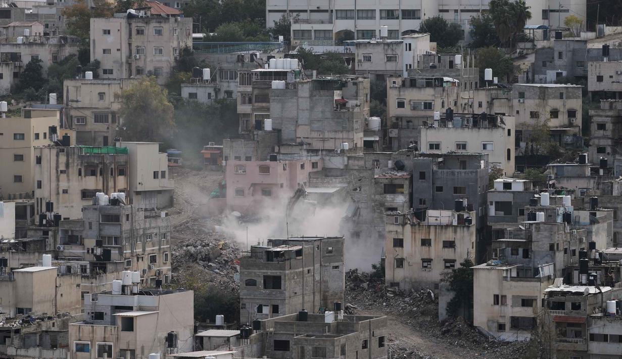 Militer Israel berdalih bahwa pembongkaran tersebut merupakan bagian dari upaya untuk memberantas kelompok bersenjata Palestina. Tampak dalam foto, sebuah buldoser tentara Israel menghancurkan rumah-rumah di kamp pengungsi perkotaan Palestina Nur Shams, dekat kota Tulkarem di Tepi Barat, Rabu 31 Desember 2025. (AP Photo/Majdi Mohammed)