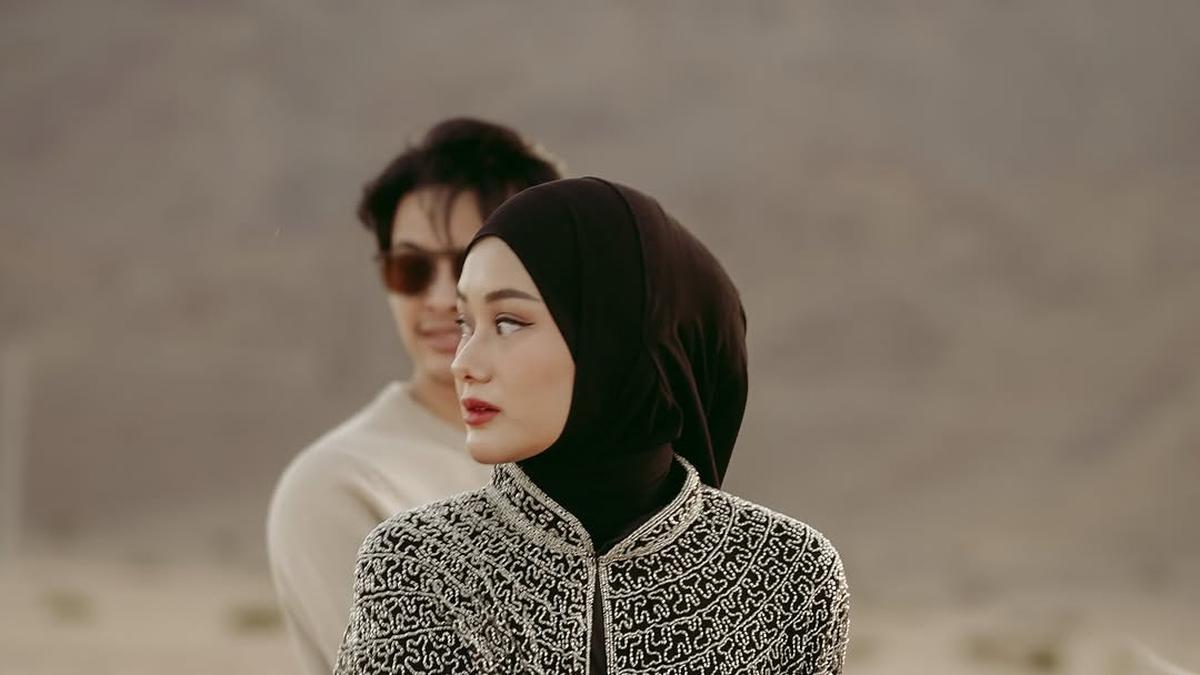 Gaya Pasutri Kece Rey Mbayang &amp; Dinda Hauw saat Riding Date di Tengah Ibadah Umrah