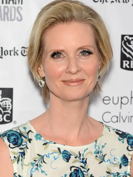 Cynthia Nixon, didiagnosis tahun 2006 di usia 40. Selama perawatannya, bintang ‘Sex and The City’ ini tidak ingin kondisinya menjadi publik, rupanya sang ibu juga selamat dari kanker payudara. (AFP/Bintang.com) Sumber: health.com