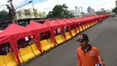 Tenda pedagang kaki lima berdiri di Jalan Jati Baru Raya, Jakarta, Jumat (22/12). Terkait penataan PKL, Pemprov DKI Jakarta mulai menutup sepanjang jalan di depan Stasiun Tanah Abang pukul 08.00-18.00 WIB. (Liputan6.com/Immanuel Antonius)