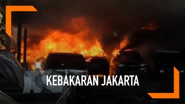 Enam mobil hangus terbakar pada sebuah lahan kosong di Jakarta Timur. Penyebabnya diduga dari api yang merembet dari pembakaran sampah.
